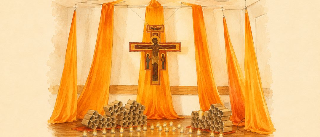 Eine Aquarellmalerei zeigt eine religiöse Szene mit einem Kreuz in der Mitte, umgeben von orangefarbenen Vorhängen und Kerzen auf dem Boden.