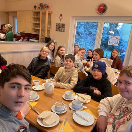 Bild enthält, Restaurant, Dining Room, Dining Table, Table, Food Court, Cafeteria, Wood, Boy, Child, Person