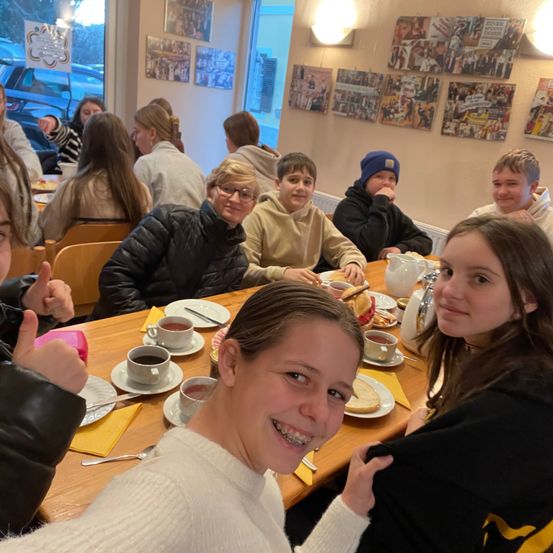 Bild enthält, Indoors, Restaurant, Cafeteria, Adult, Female, Person, Woman, Boy, Child, Male