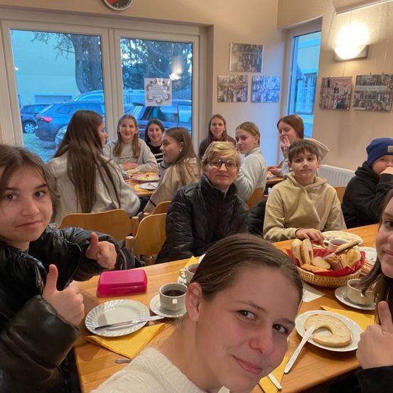 Bild enthält, Restaurant, Dining Room, Dining Table, Table, Lunch, Cafeteria, Adult, Female, Person, Woman