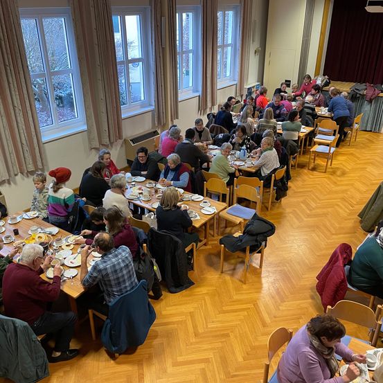 Bild enthält, People, Person, Indoors, Restaurant, Cafeteria, Floor, Flooring, Adult, Male, Man