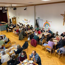 Bild enthält, Adult, Female, Person, Woman, Indoors, Male, Man, People, Building, Restaurant