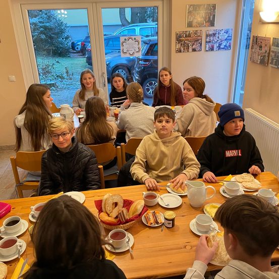 Bild enthält, Restaurant, Dining Room, Dining Table, Brunch, Adult, Female, Person, Woman, Meal, Child