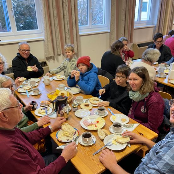 Bild enthält, Brunch, Dining Table, Table, Dining Room, Restaurant, Adult, Female, Person, Woman, Man