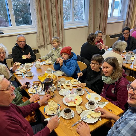 Bild enthält, Brunch, Adult, Female, Person, Woman, Dining Table, Table, Dining Room, Male, Man