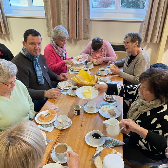 Bild enthält, Brunch, Adult, Female, Person, Woman, Male, Man, People, Face, Coffee Cup