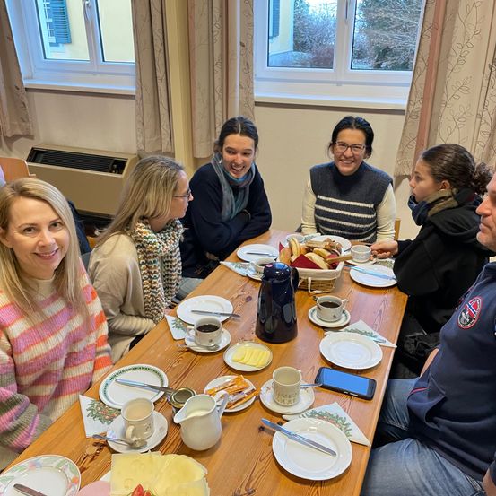 Bild enthält, Brunch, Adult, Female, Person, Woman, People, Male, Man, Face, Table