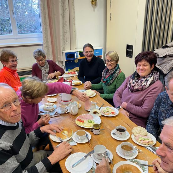 Bild enthält, Adult, Female, Person, Woman, Dining Room, Dining Table, Table, Brunch, Couch, Meal