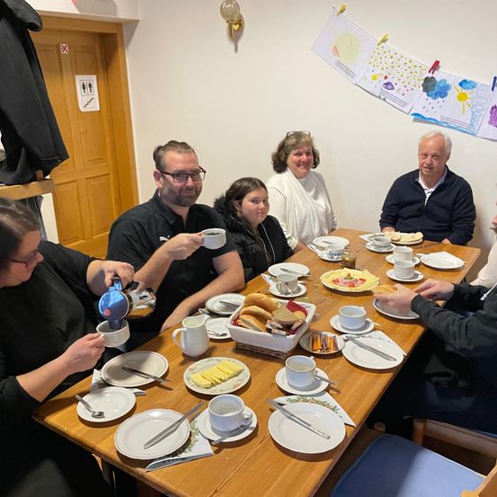 Bild enthält, Brunch, Adult, Female, Person, Woman, Dining Table, Dining Room, Male, Man, People