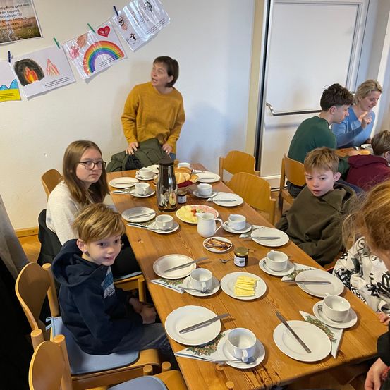 Bild enthält, Brunch, Adult, Female, Person, Woman, Dining Room, Dining Table, Restaurant, Boy, Child