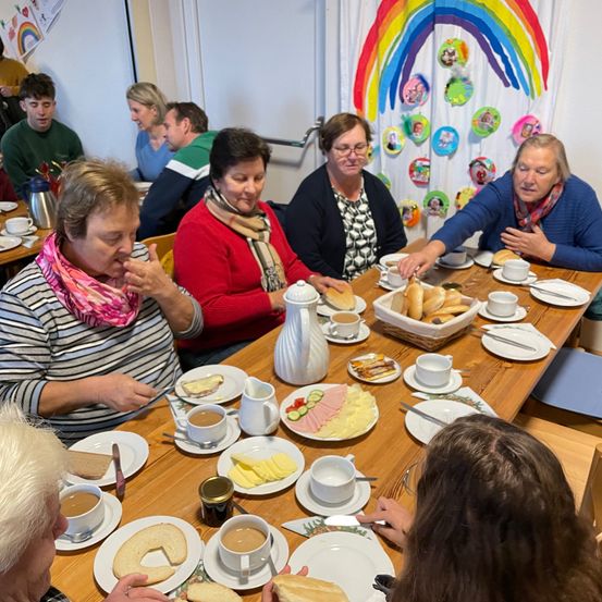 Bild enthält, Brunch, Adult, Female, Person, Woman, Male, Man, Boy, Teen, Restaurant