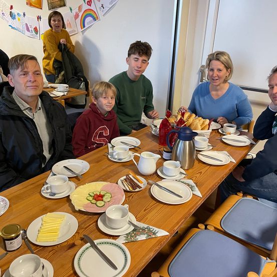 Bild enthält, Adult, Female, Person, Woman, Brunch, Cafeteria, Restaurant, Male, Man, Child