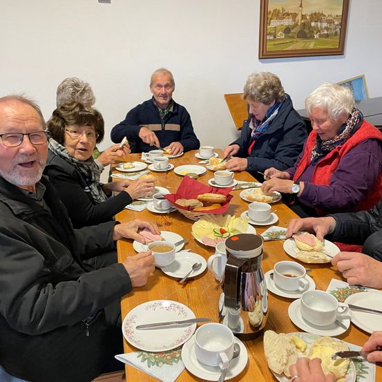 Bild enthält, Brunch, Adult, Female, Person, Woman, Male, Man, Meal, Table, Dining Table