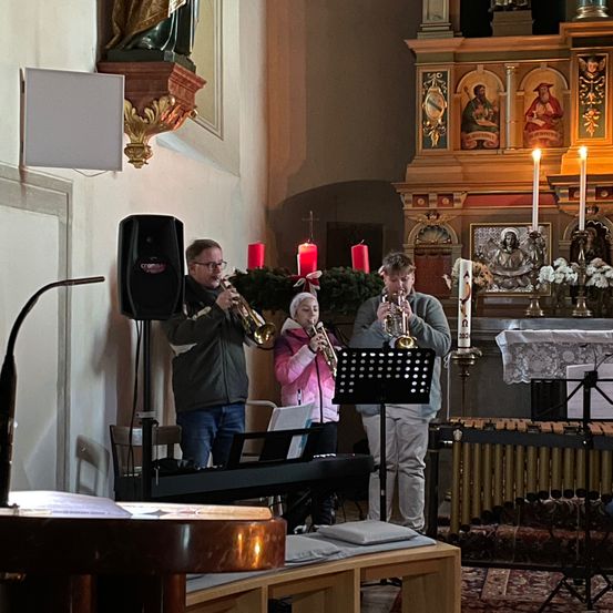 Bild enthält, Adult, Male, Man, Person, Lighting, Building, Musical Instrument, Candle, Glasses, Musician