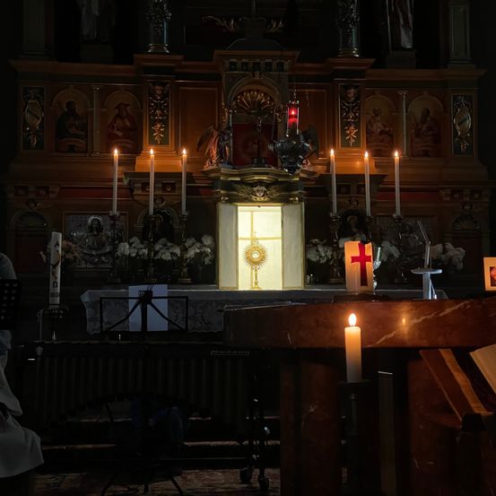 Bild enthält, Altar, Building, Church, Prayer, Boy, Child, Male, Person, Candle, Face