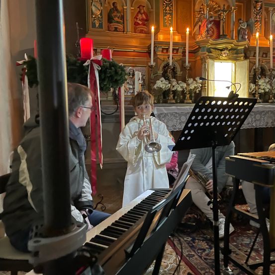 Bild enthält, Person, Altar, Adult, Male, Man, Music, Musical Instrument, Musician, Performer, Face