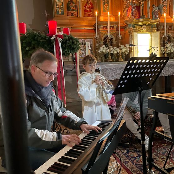 Bild enthält, Adult, Male, Man, Person, Music, Musical Instrument, Musician, Performer, Face, Keyboard