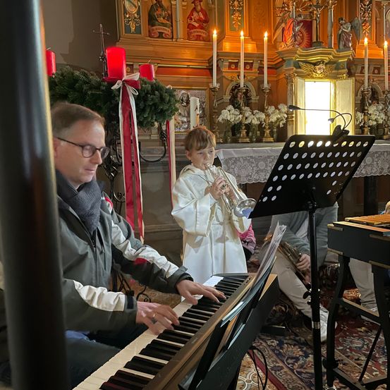 Bild enthält, Music, Musical Instrument, Musician, Performer, Person, Keyboard, Piano, Face, Candle, Glasses