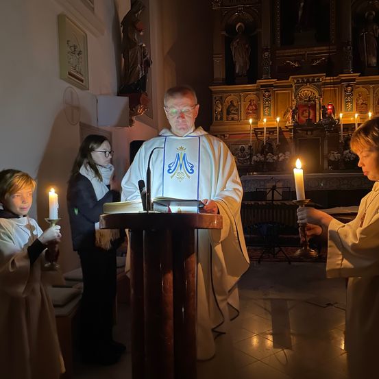 Bild enthält, Adult, Female, Person, Woman, Altar, Prayer, Male, Man, Face, Coat