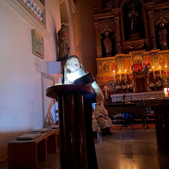 Bild enthält, Altar, Building, Prayer, Person, Adult, Female, Woman, Face, Floor, Flooring