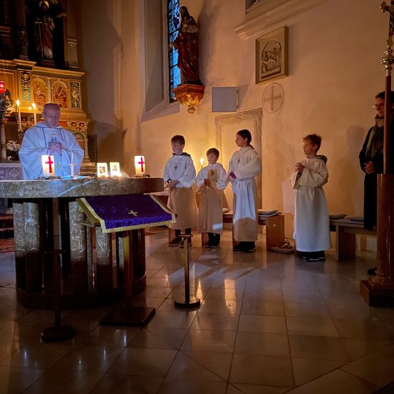 Bild enthält, Floor, Flooring, Altar, Building, Prayer, Person, Adult, Male, Man, Cross
