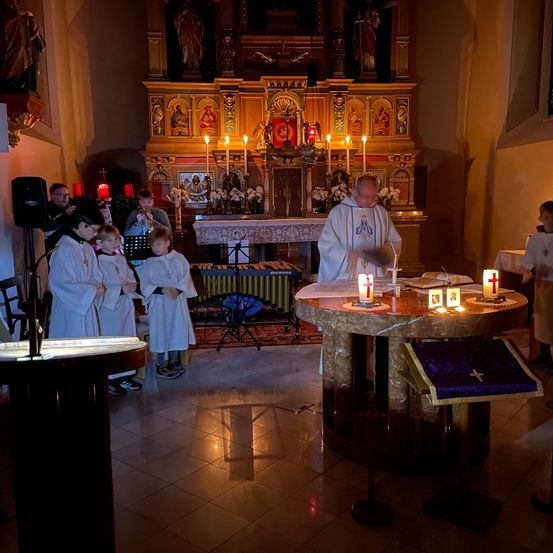 Bild enthält, Floor, Flooring, Altar, Building, Lighting, Adult, Female, Person, Woman, Wood