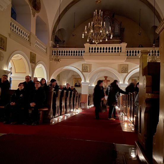 Bild enthält, Fashion, Building, Altar, Person, Adult, Male, Man, Indoors, Chandelier, Flooring