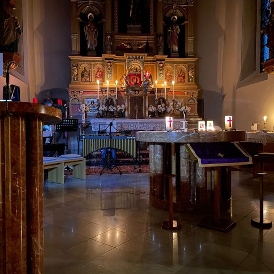 Bild enthält, Altar, Architecture, Building, Church, Prayer, Floor, Flooring, Indoors, Person