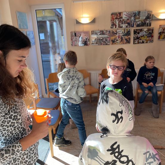 Bild enthält, Dining Room, Dining Table, Pants, Adult, Female, Person, Woman, Boy, Child, Male