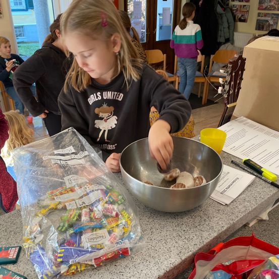 Bild enthält, Child, Female, Girl, Person, Bowl, Adult, Woman, Boy, Male, Face
