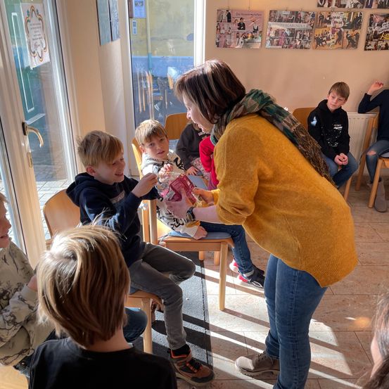 Bild enthält, Adult, Female, Person, Woman, Plywood, Wood, Jeans, Boy, Child, Male