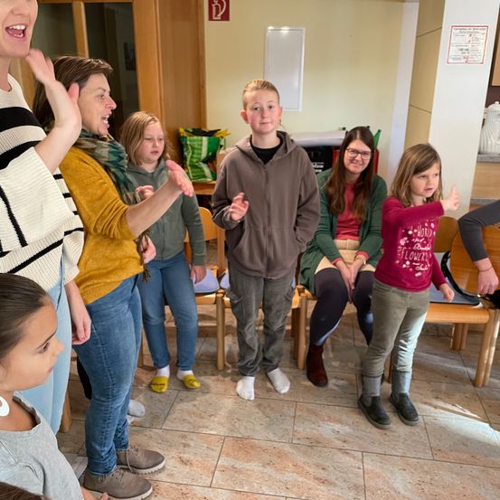 Bild enthält, Pants, People, Person, Adult, Female, Woman, Jeans, Boy, Child, Male