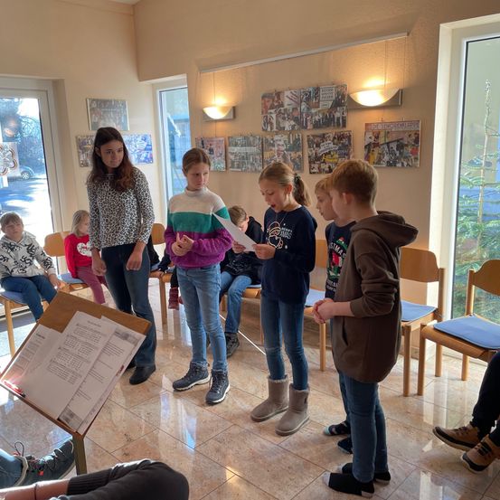 Bild enthält, Pants, Floor, Flooring, People, Person, Jeans, Shoe, Boy, Child, Male