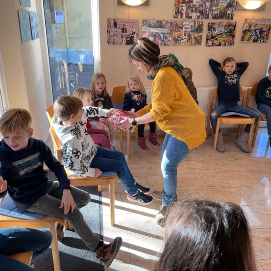 Bild enthält, Pants, Floor, Adult, Female, Person, Woman, Flooring, Boy, Child, Male