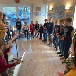 Bild enthält, People, Person, Floor, Pants, Adult, Female, Woman, Flooring, Jeans, Shoe
