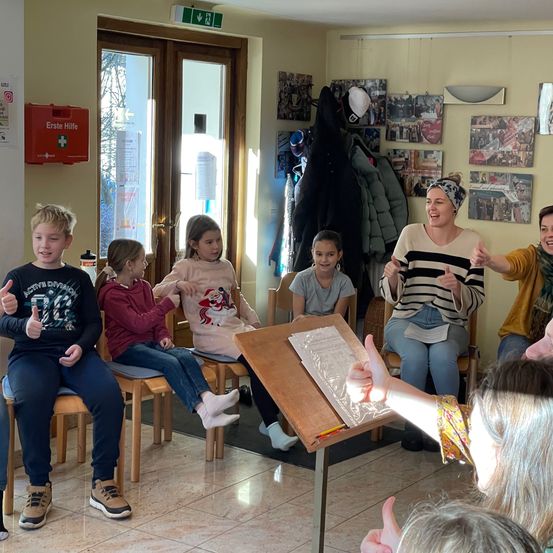 Bild enthält, People, Pants, Living Room, Photography, Portrait, Floor, Flooring, Couch, Wood, Dining Room