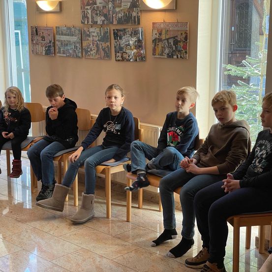 Bild enthält, Waiting Room, Child, Female, Girl, Person, Boy, Male, Teen, People, Shoe