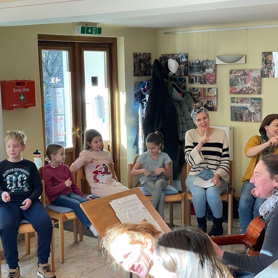 Bild enthält, Pants, People, Person, Adult, Female, Woman, Boy, Male, Teen, Jeans