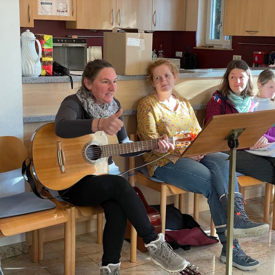 Bild enthält, Guitar, Guitarist, Performer, Person, Adult, Female, Woman, Shoe, Wood, Face