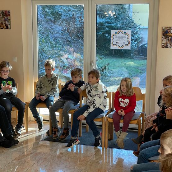 Bild enthält, Pants, People, Person, Couch, Floor, Living Room, Flooring, Shoe, Jeans, Child