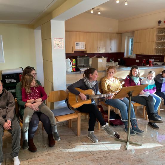 Bild enthält, People, Person, Couch, Adult, Female, Woman, Guitar, Guitarist, Pants, Jeans