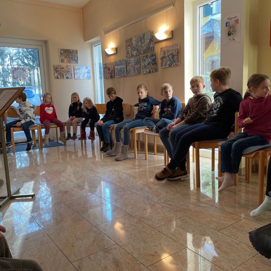 Bild enthält, Floor, Flooring, Living Room, Boy, Child, Male, Person, Teen, Adult, Woman