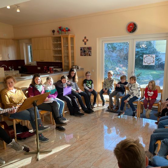 Bild enthält, Flooring, People, Person, Guitar, Guitarist, Adult, Female, Woman, Boy, Child