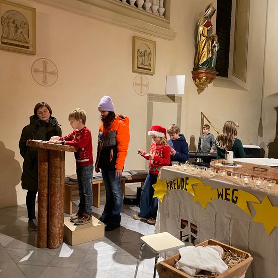 Bild enthält, Adult, Female, Person, Woman, Crowd, Child, Girl, Boy, Male, Jacket