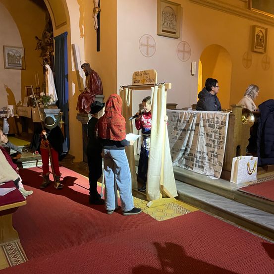 Bild enthält, Cross, Altar, Building, Prayer, Person, Adult, Male, Man, Indoors, Face