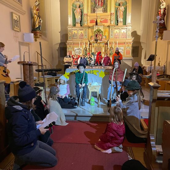 Bild enthält, Adult, Female, Person, Woman, Prayer, Child, Girl, Crowd, Altar, Building