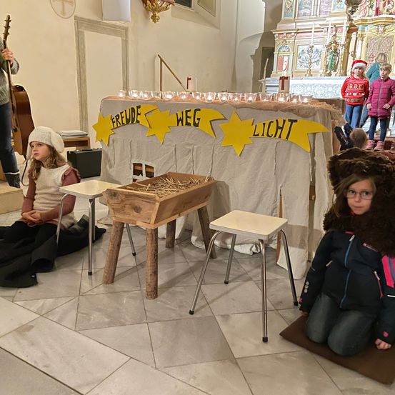 Bild enthält, Floor, Person, Adult, Female, Woman, Flooring, People, Face, Shoe, Jeans