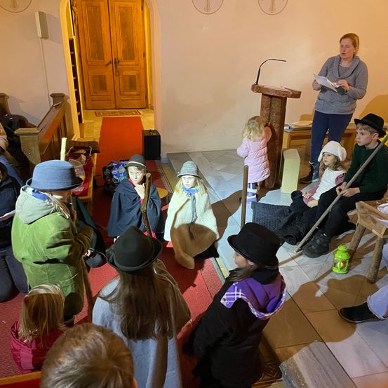 Bild enthält, Person, Adult, Female, Woman, Child, Girl, Jacket, Boy, Male, Shoe