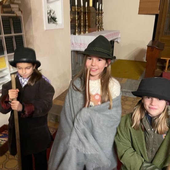 Bild enthält, Hat, Sun Hat, Coat, Adult, Female, Person, Woman, Face, Cap, Portrait