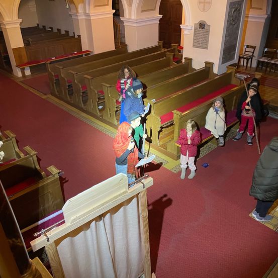 Bild enthält, Indoors, Person, Altar, Building, Prayer, Chapel, Face, Wood, Dress, Floor